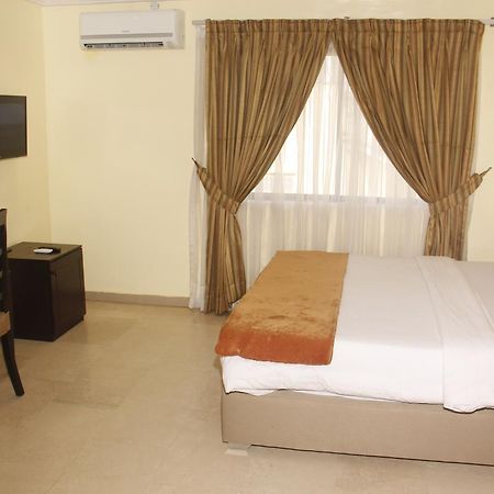 Crown Cottage Hotel Ikeja Extérieur photo