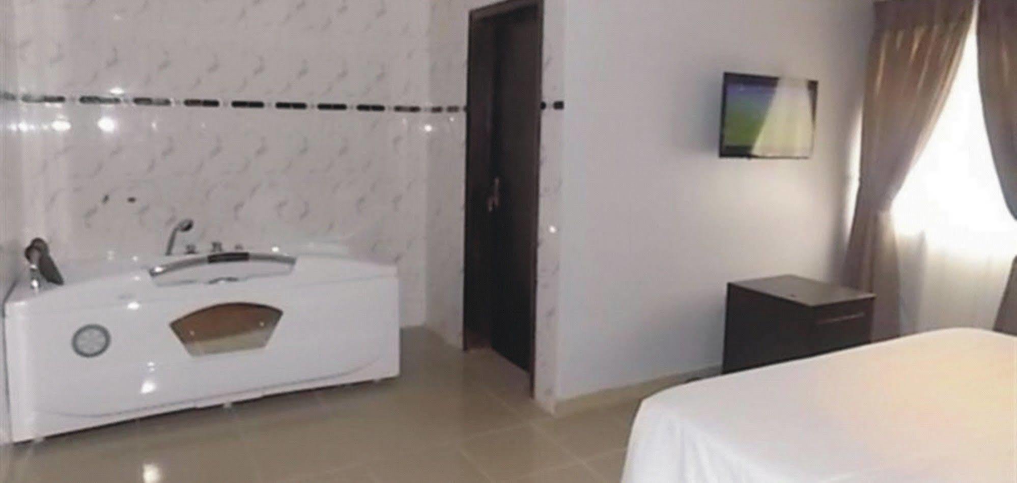 Crown Cottage Hotel Ikeja Extérieur photo