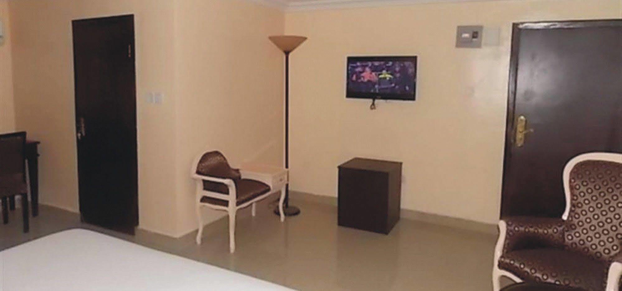 Crown Cottage Hotel Ikeja Extérieur photo