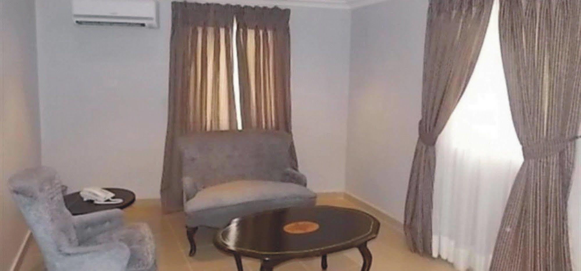 Crown Cottage Hotel Ikeja Extérieur photo