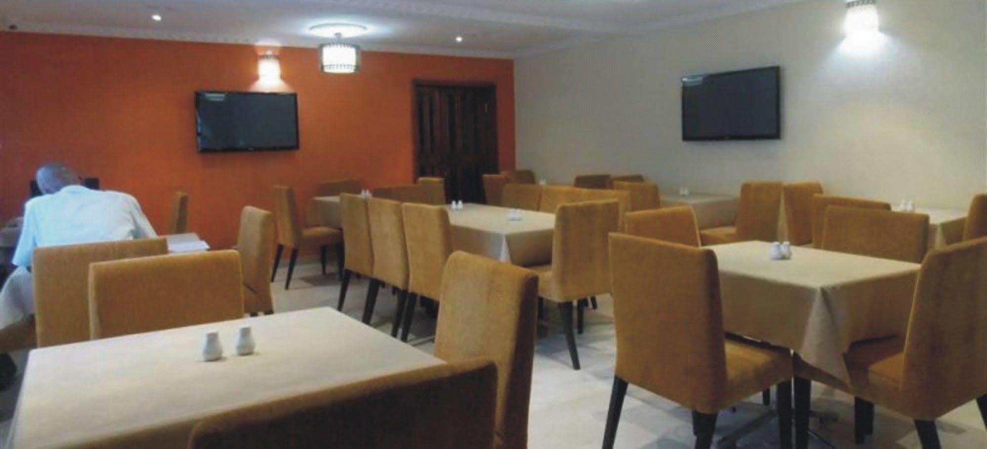 Crown Cottage Hotel Ikeja Extérieur photo