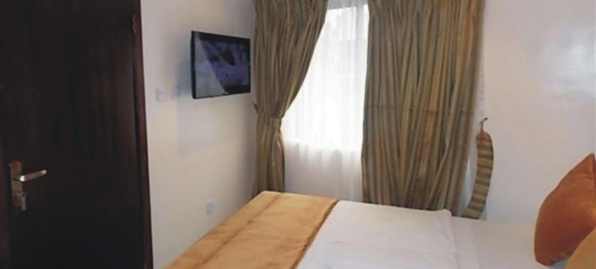 Crown Cottage Hotel Ikeja Extérieur photo