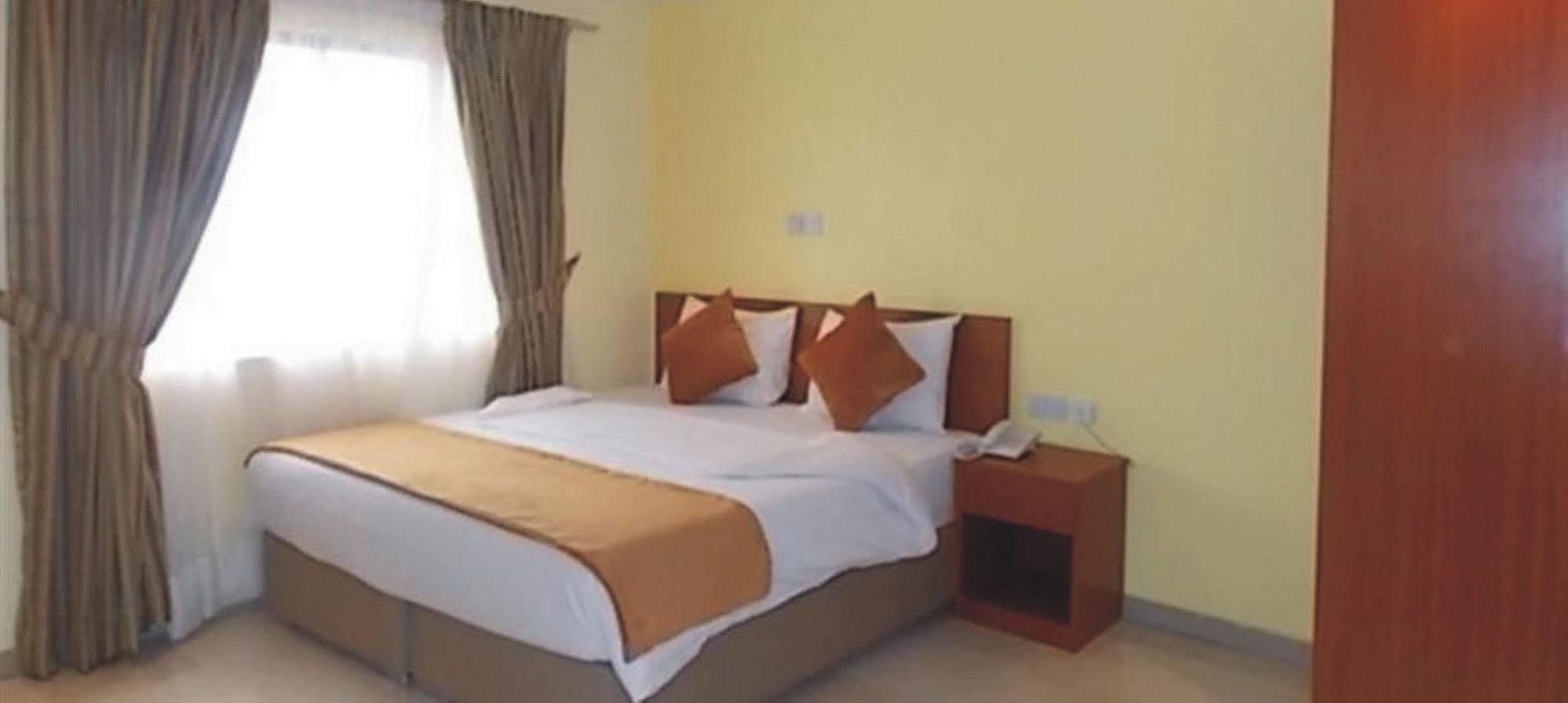 Crown Cottage Hotel Ikeja Extérieur photo